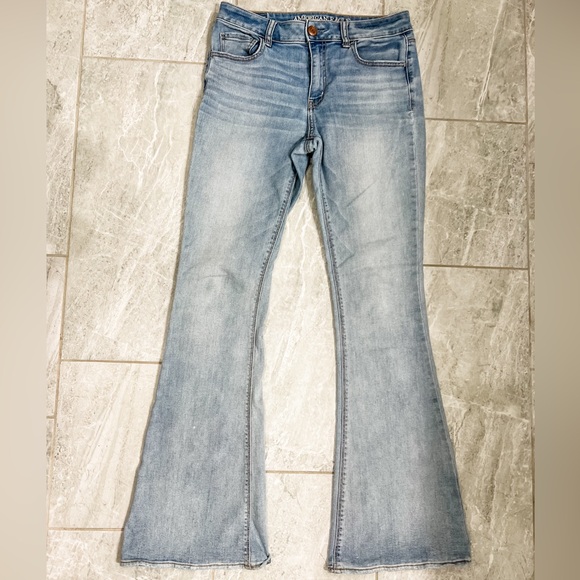 American Eagle Light Wash Flared Hi-Rise Artist Jeans Size 8 Long - Picture 3 of 9